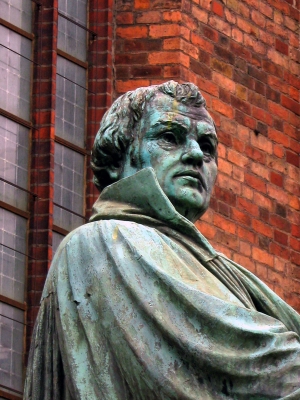 Martin Luther begründete mit seinen Thesen die evangelische Kirche