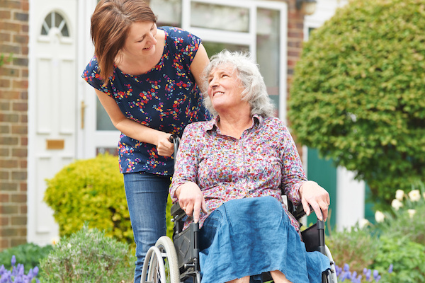 Im Rahmen der 24 Stunden Pflege unterstützt die Betreuungskraft die Herausforderung der Mobilitätseinschränkungen zu bewältigen
