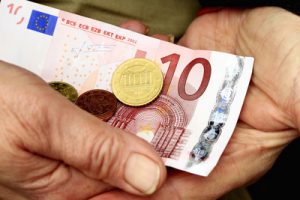 Der Mindestlohn wird 2019 auch in der Pflege wieder steigen. Foto: uschi dreiucker / pixelio.de