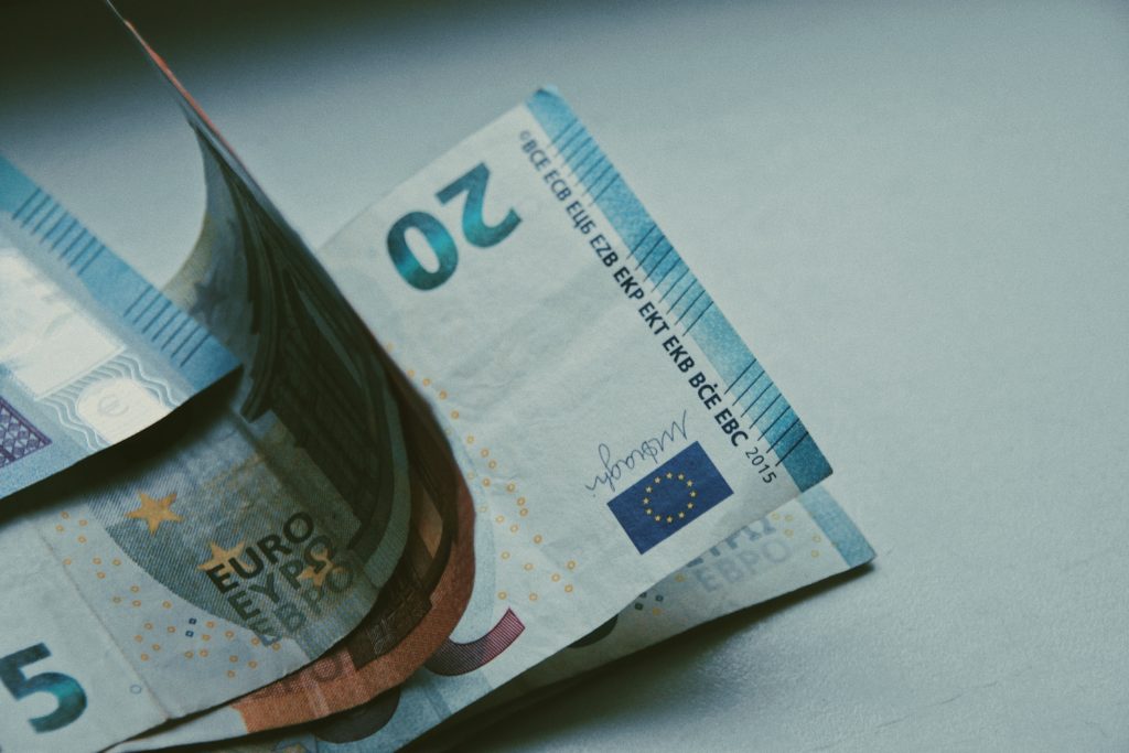 Um eine polnische Pflegekraft legal zu beschäftigen ist die Einhaltung des Mindestlohnes unbedingt notwendig. © Lilzdesigns on Unsplash