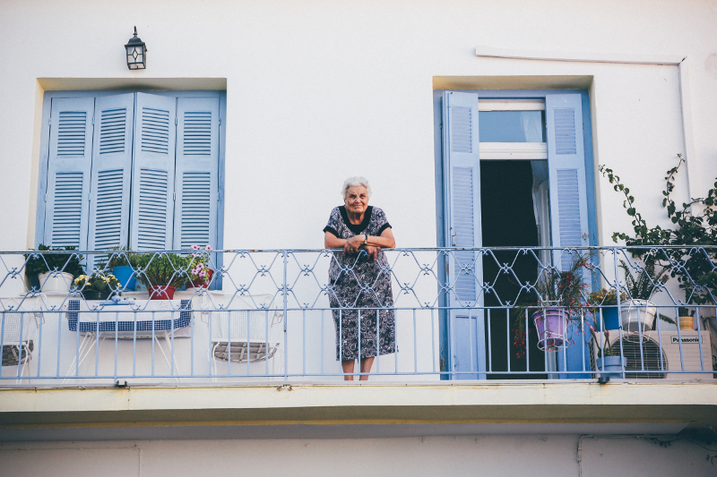 Der Verbleib im eigenen Zuhause hat einen positiven Effekt in der Seniorenbetreuung. Quelle: Skiathos Greece on Unsplash