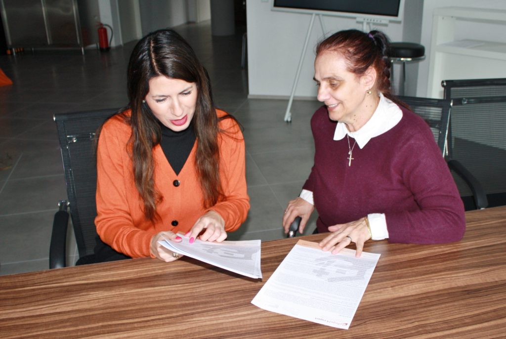 Liliana Comanescu bespricht mit ihrer Arbeitgeberin ihren neuen Einsatz bei einer pflegebedürftigen Kundin.