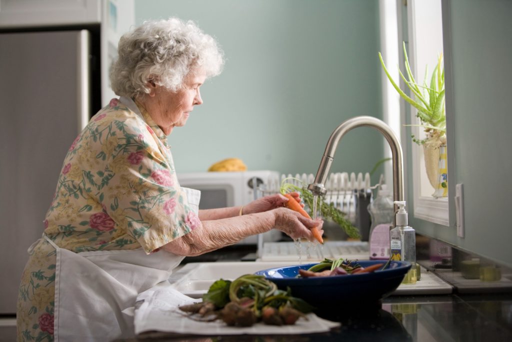 Zu den Aufgaben in der häuslichen Pflege gehört auch die Unterstützung der Senioren beim Bewältigen des Alltags.
