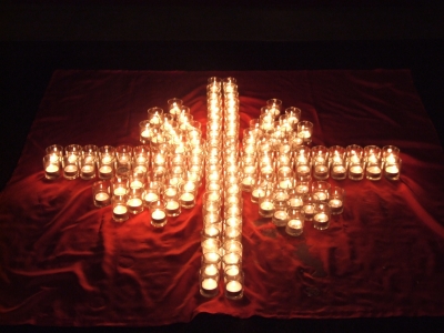 Das Flammenkreuz ist das zentrale Element des Logos der Caritas. Das Logo der Caritas hat sich oft verändert – das Flammenkreuz war aber immer das zentrale Element; © Burkard Vogt / pixelio.de